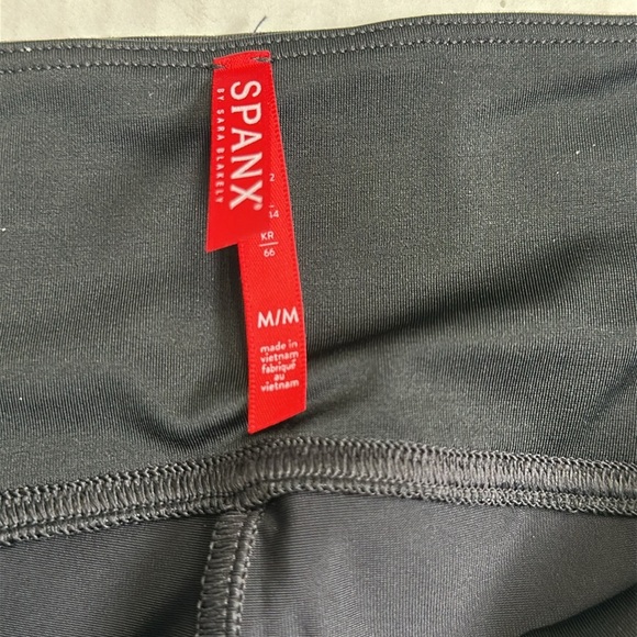 SPANX Faux Leather Black Camo Leggings Size Medium Womens Sculpting Slim Fit - Picture 6 of 14